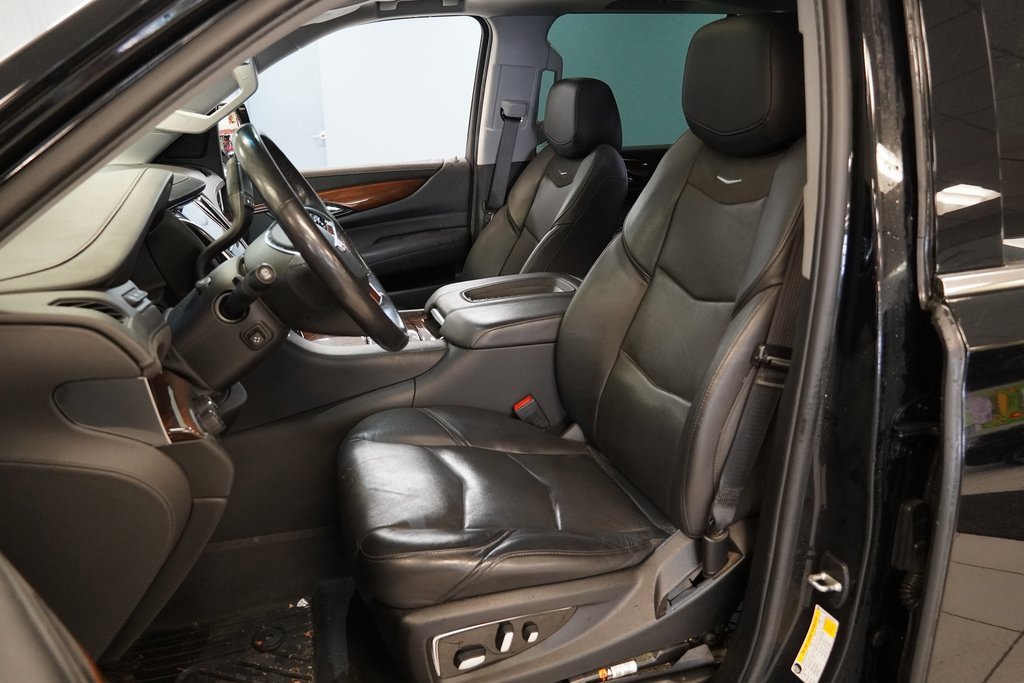 Used 2020 Cadillac Escalade ESV Luxury image 3