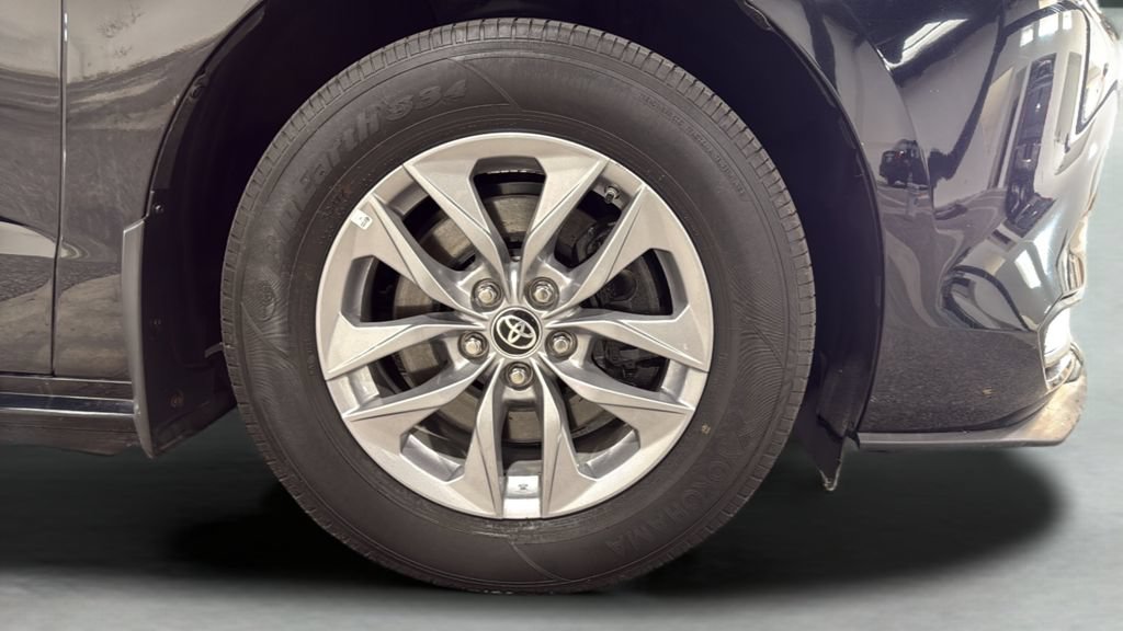 Used 2024 Toyota Sienna LE AWD/4WD image 41
