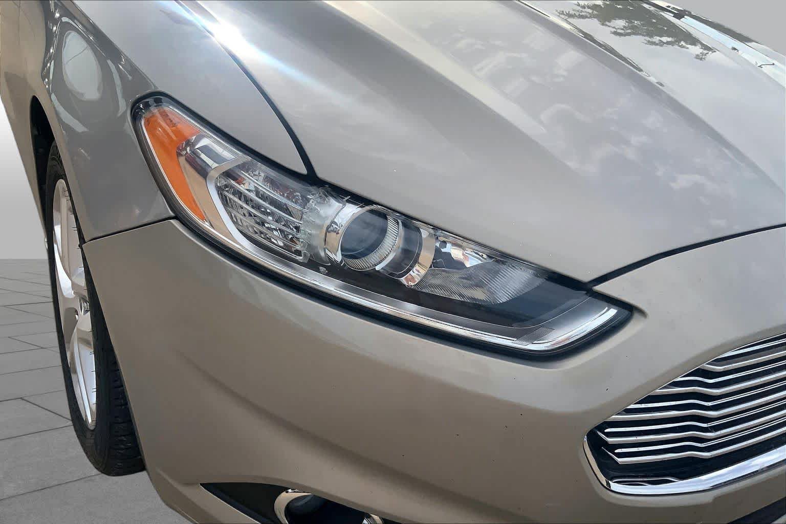 Used 2015 Ford Fusion SE w/ Equipment Group 202A FWD image 27