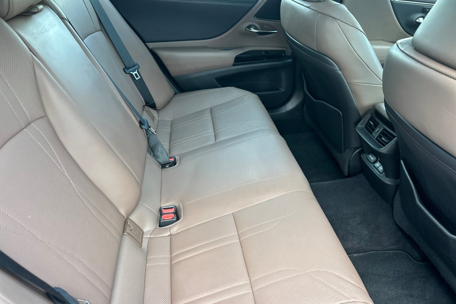 Used 2022 Lexus ES 300h w/ Accessory Package FWD image 32