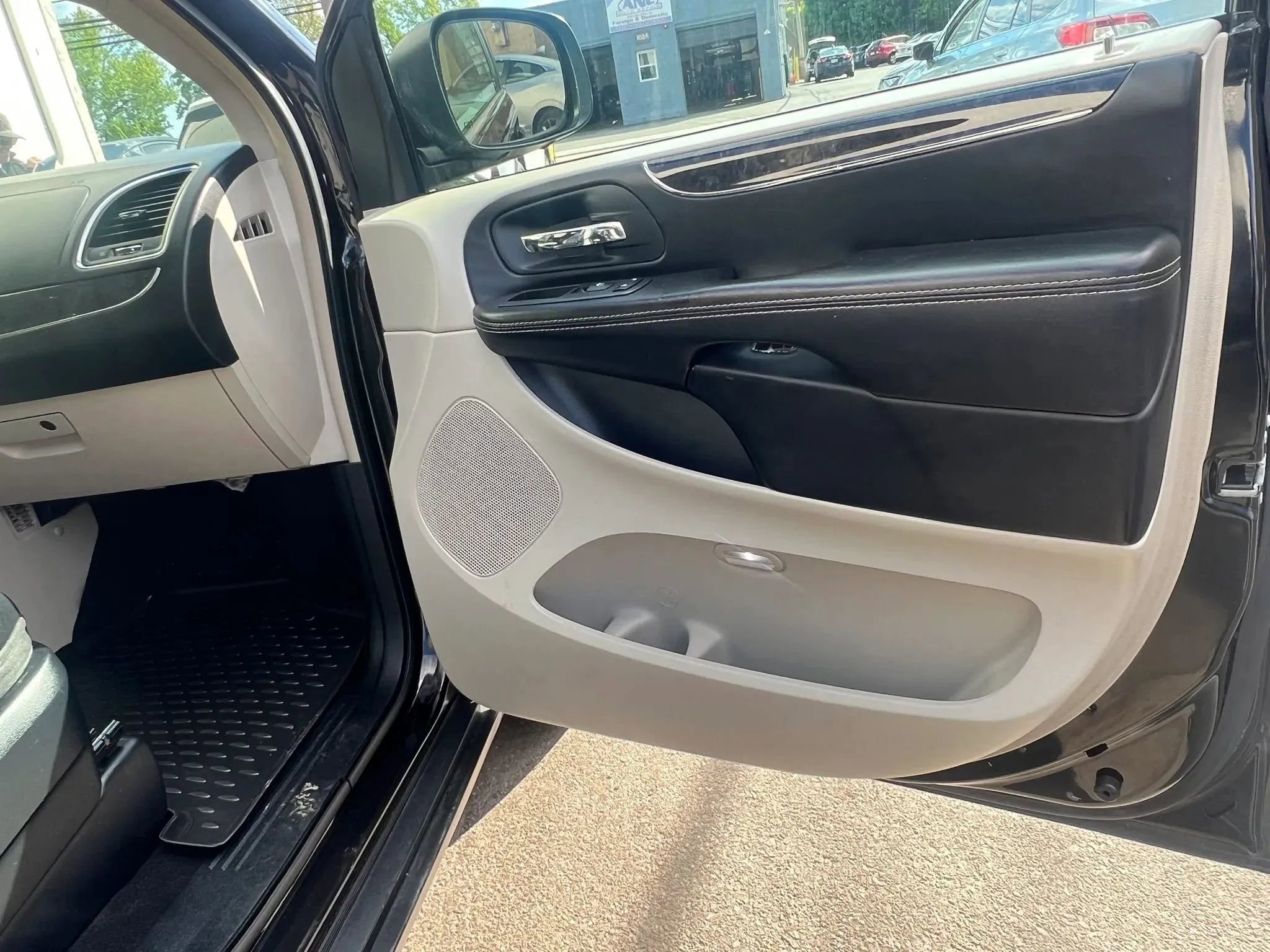 Used 2014 Chrysler Town & Country Touring FWD image 30