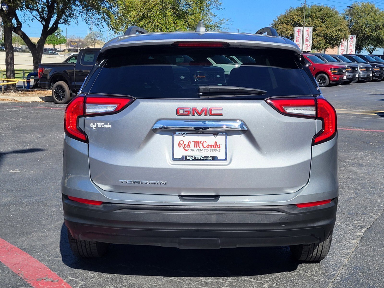 Used 2023 GMC Terrain SLE w/ Driver Convenience Package image 5