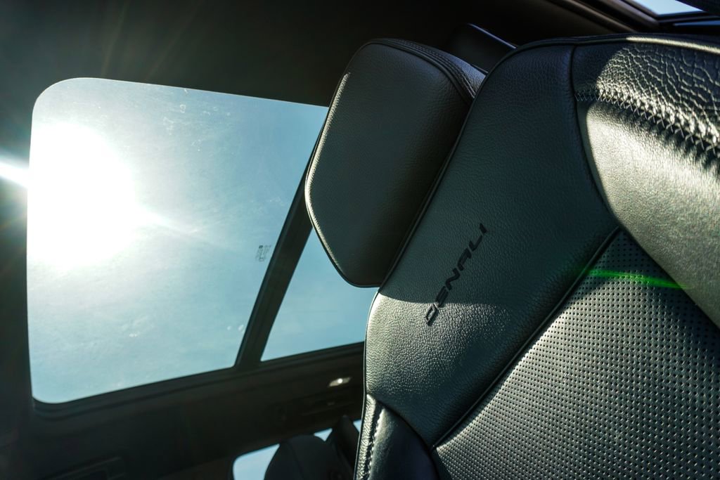 Used 2021 GMC Yukon Denali w/ Denali Premium Package image 8