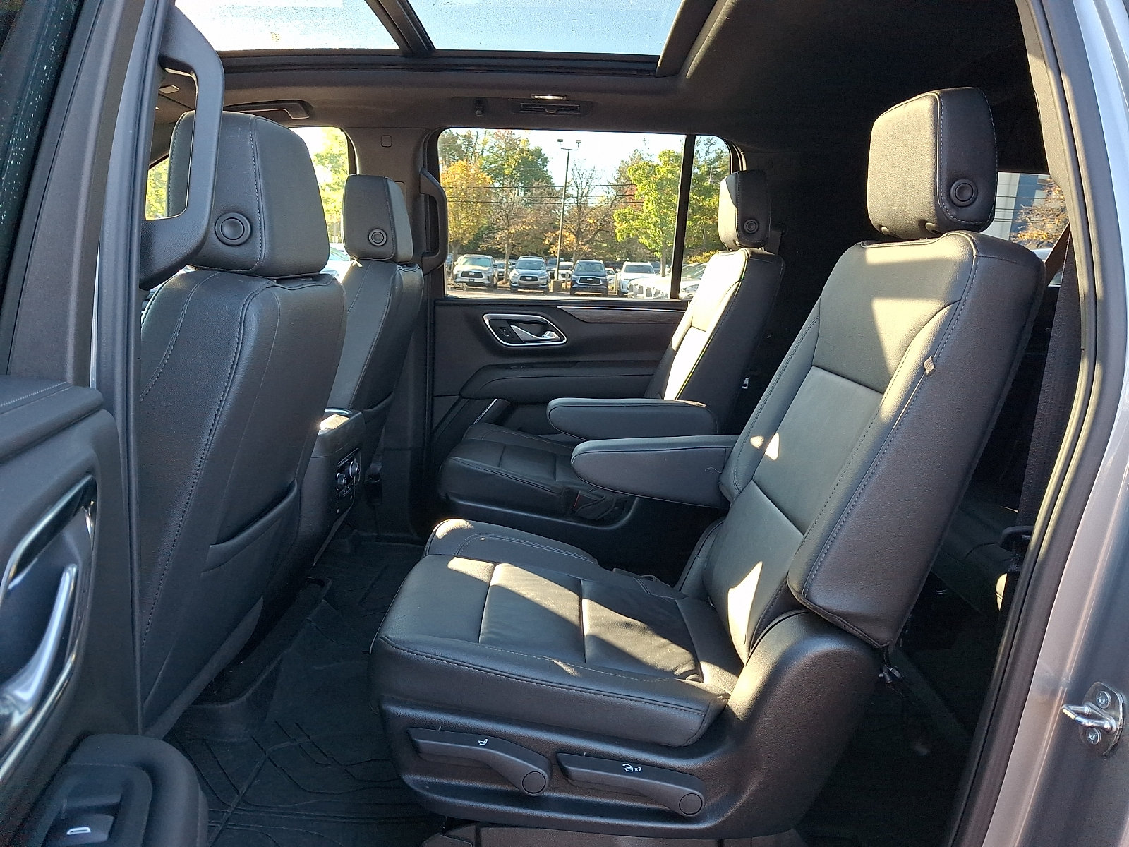 Used 2024 Chevrolet Suburban Z71 w/ Luxury Package AWD/4WD image 11