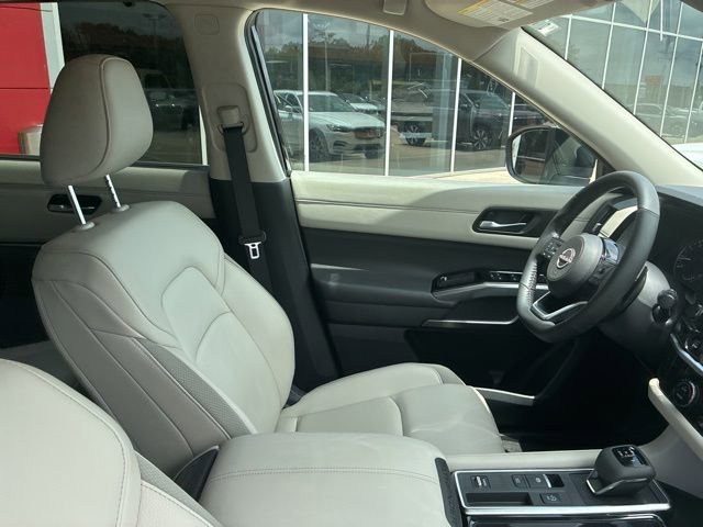 Used 2025 Nissan Pathfinder SL FWD image 10