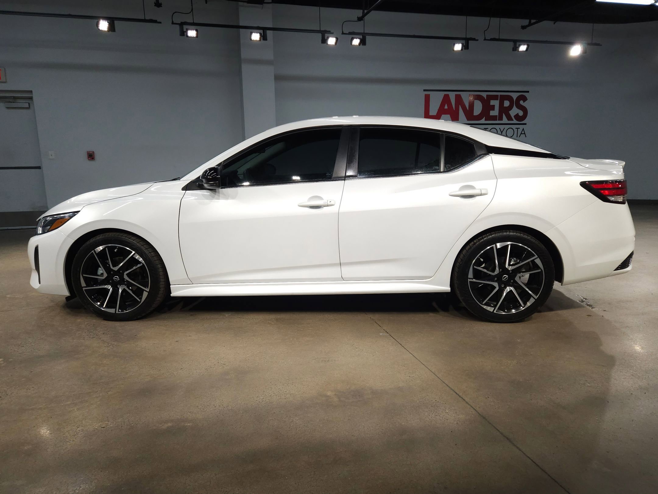 Used 2024 Nissan Sentra SR FWD image 4