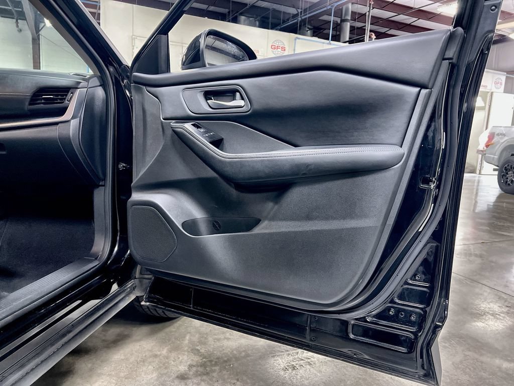 Used 2025 Nissan Rogue SV FWD image 31