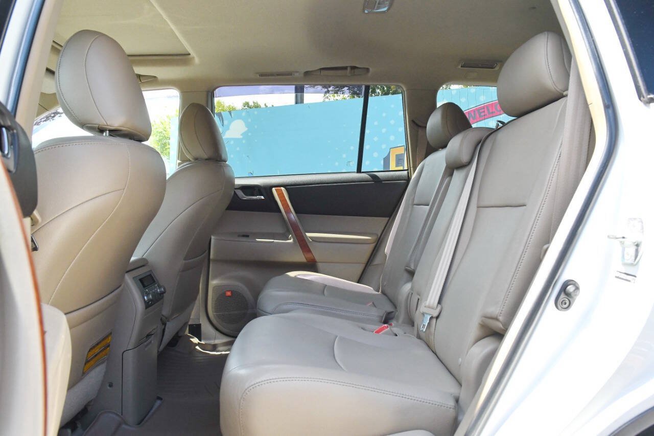 Used 2010 Toyota Highlander Limited AWD/4WD image 18