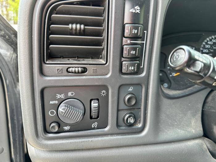 Used 2004 Chevrolet Silverado 2500 LT AWD/4WD image 34