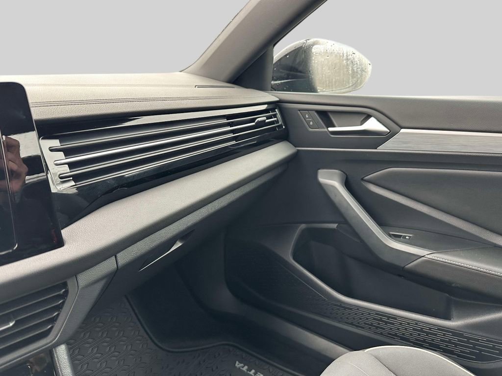 Used 2025 Volkswagen Jetta Sport image 32