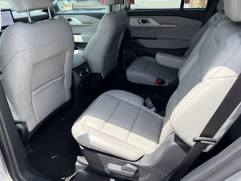 Used 2025 Ford Explorer Active w/ Active Comfort Package RWD image 10