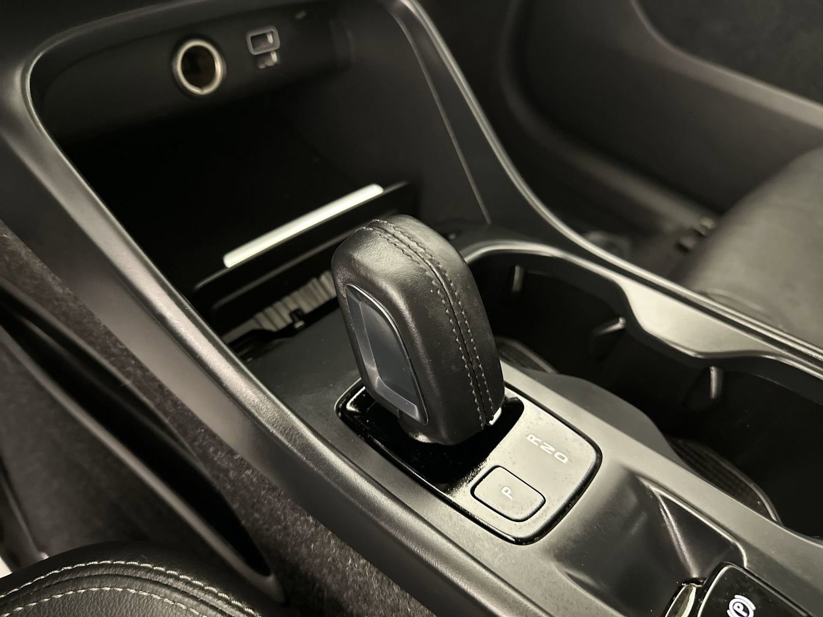 Used 2021 Volvo XC40 T4 Momentum w/ Protection Package Premier image 24