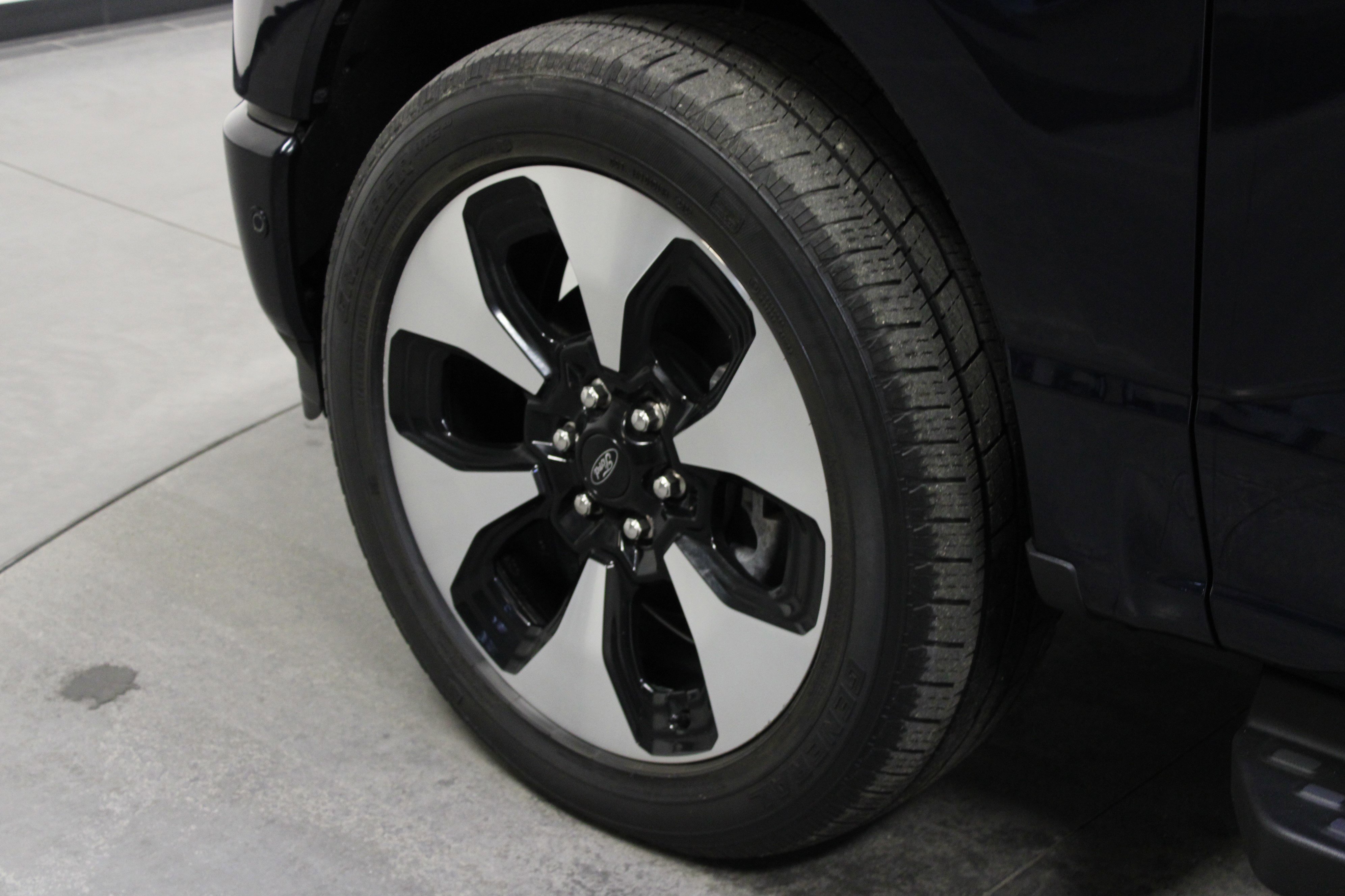 Used 2022 Ford F150 Lightning Platinum image 10