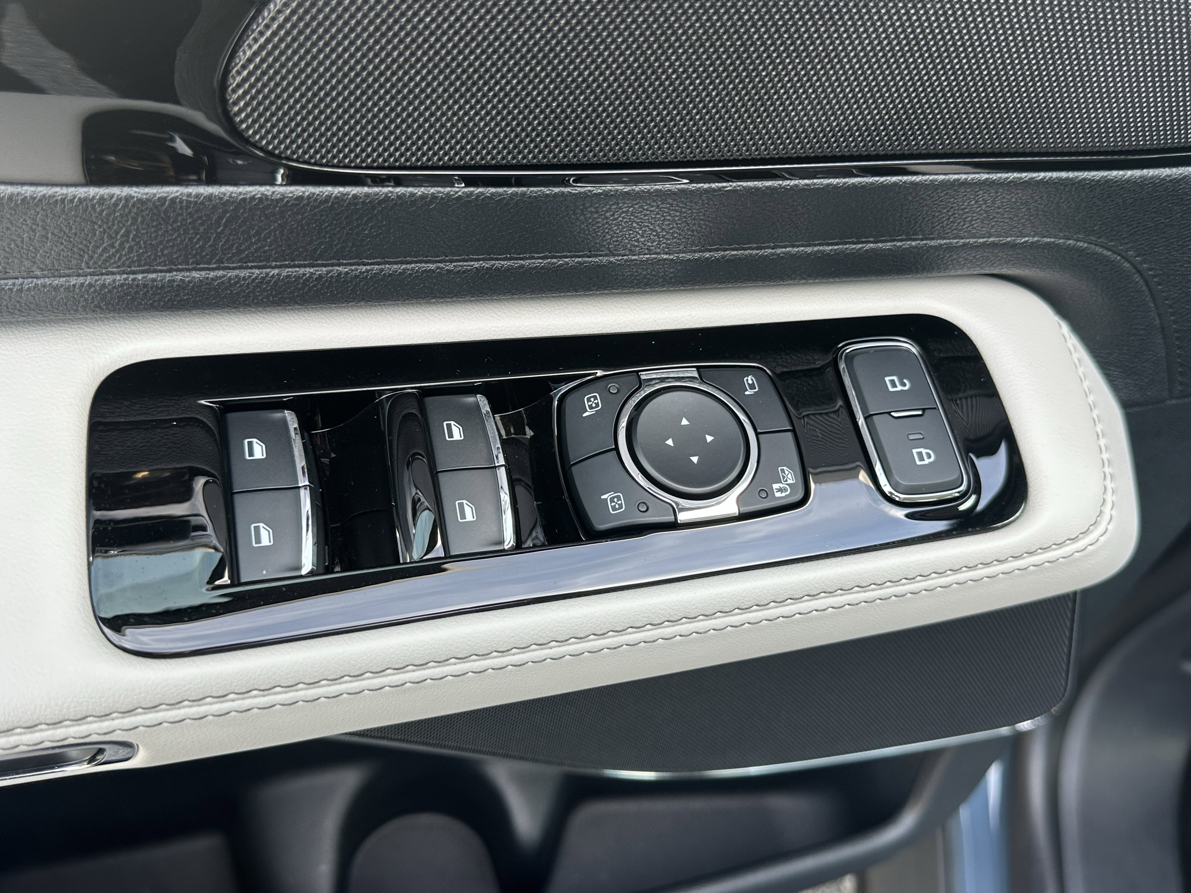 Used 2025 Lincoln Aviator Reserve image 16