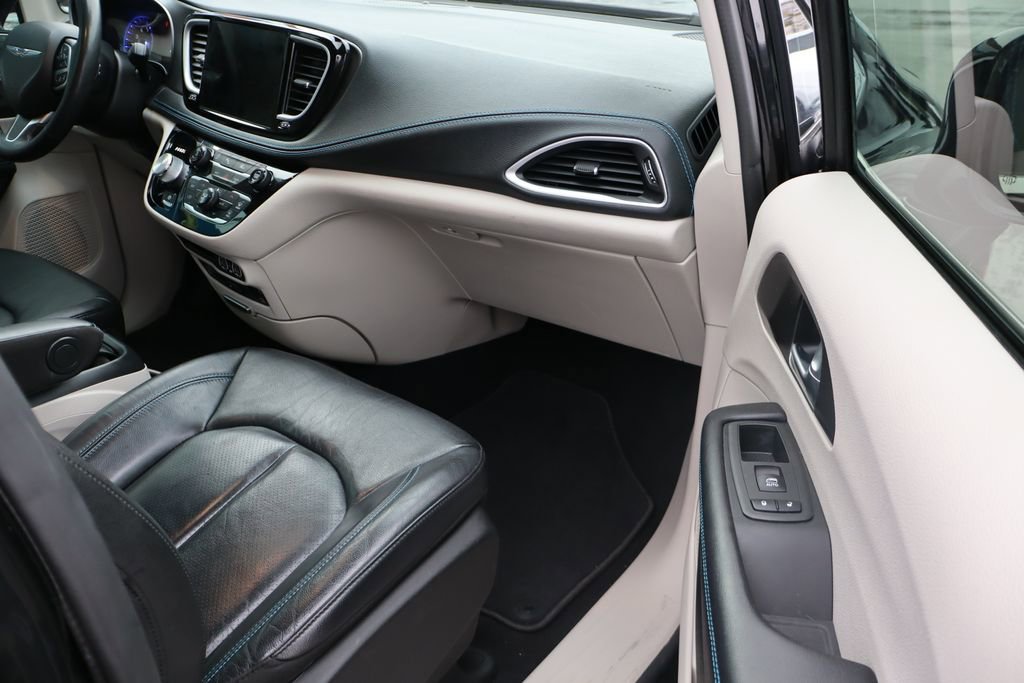 Used 2021 Chrysler Pacifica Touring-L w/ Uconnect Theater Family Group image 57
