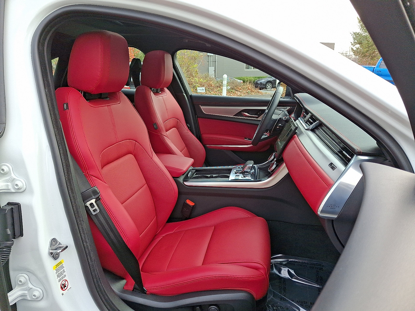 Certified 2024 Jaguar XF R-Dynamic SE image 3