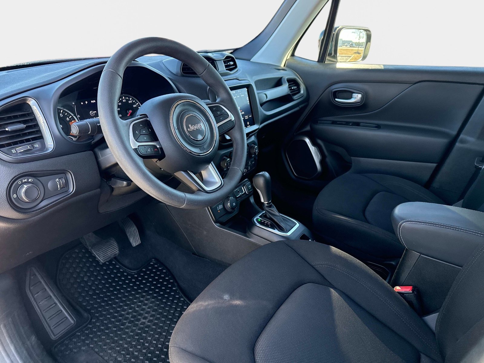 Used 2023 Jeep Renegade Latitude image 32