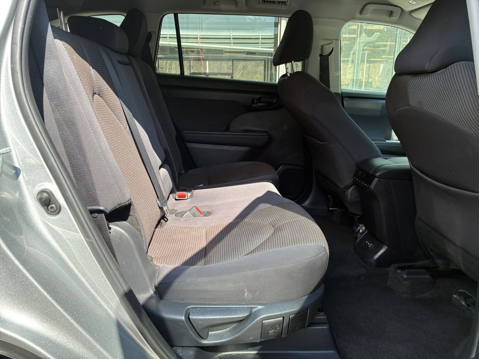 Used 2025 Toyota Highlander LE FWD image 31