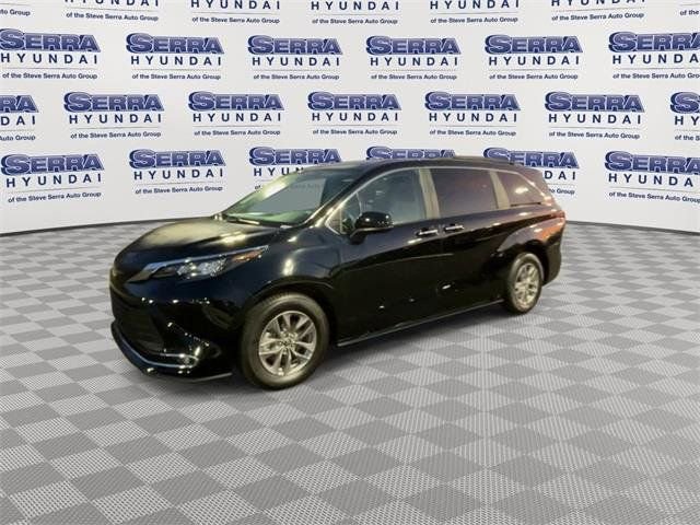 Used 2024 Toyota Sienna XLE image 4