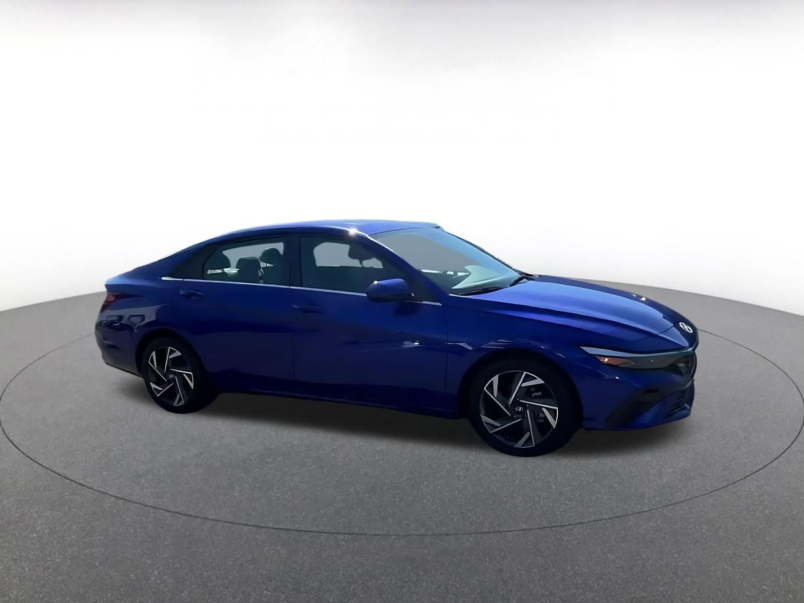 Used 2025 Hyundai Elantra SEL image 2