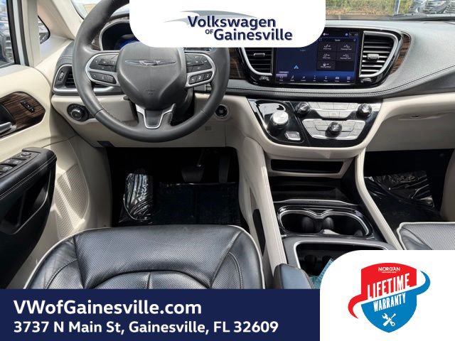 Used 2024 Chrysler Pacifica Limited FWD image 14