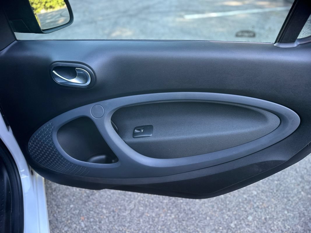 Used 2016 smart fortwo passion RWD image 17