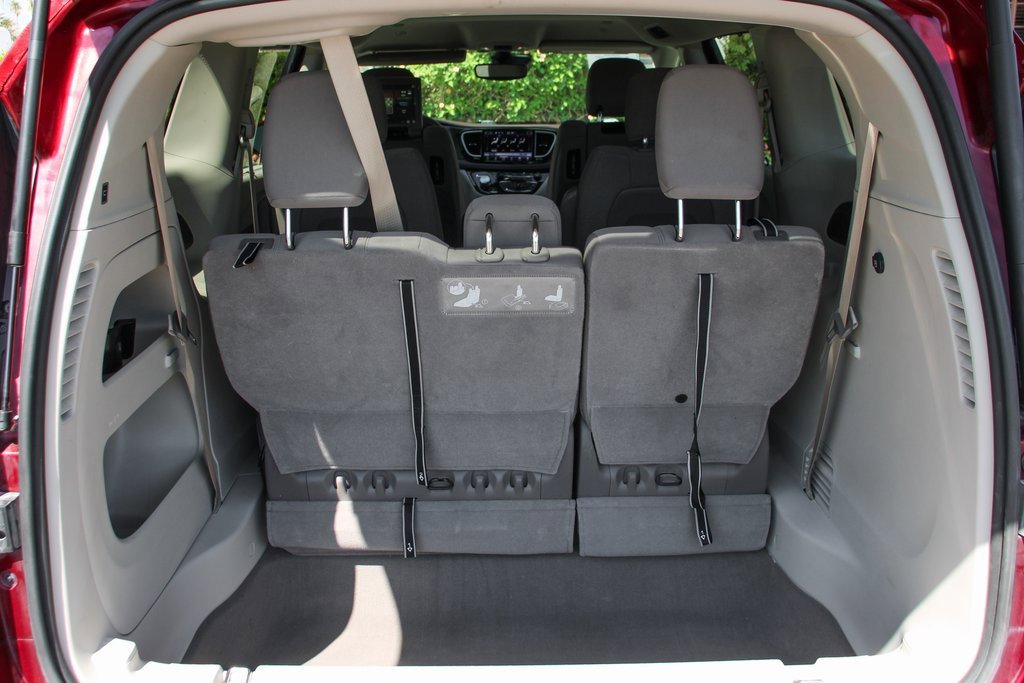 Used 2021 Chrysler Pacifica Touring w/ Uconnect Theater Family Group image 8