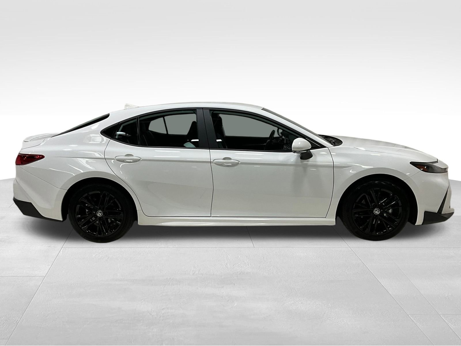 Used 2025 Toyota Camry LE image 3