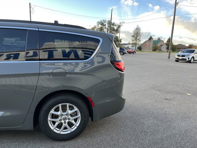 Used 2022 Chrysler Pacifica Touring-L image 11