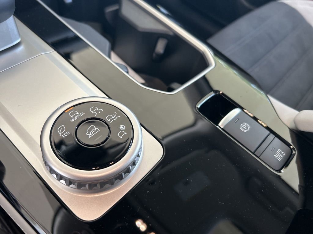 New 2025 Mitsubishi Outlander SE image 9