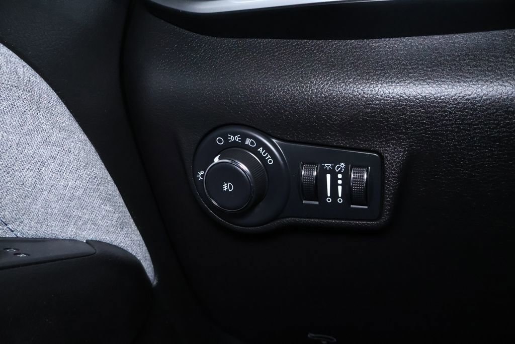 Used 2024 Jeep Compass Latitude image 25