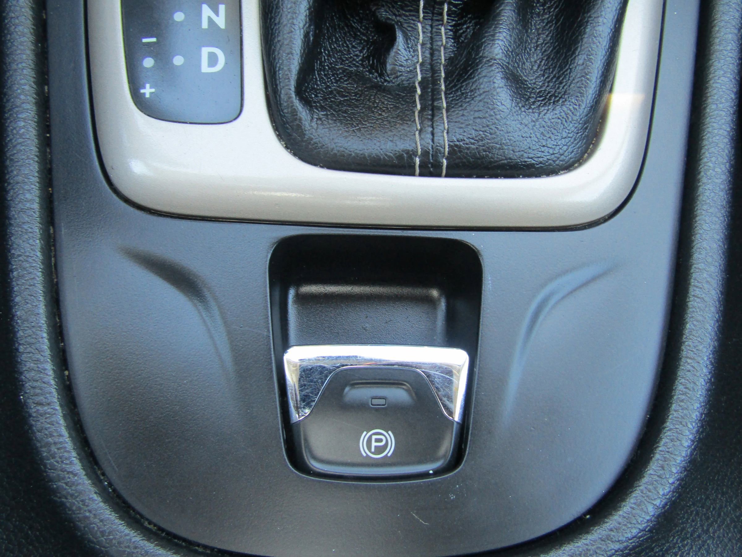 Used 2015 Jeep Cherokee Limited image 35