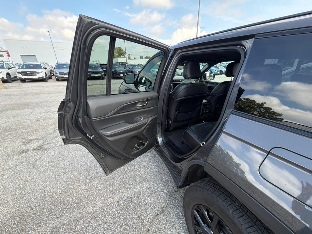 Used 2024 Jeep Grand Cherokee Laredo AWD/4WD image 9