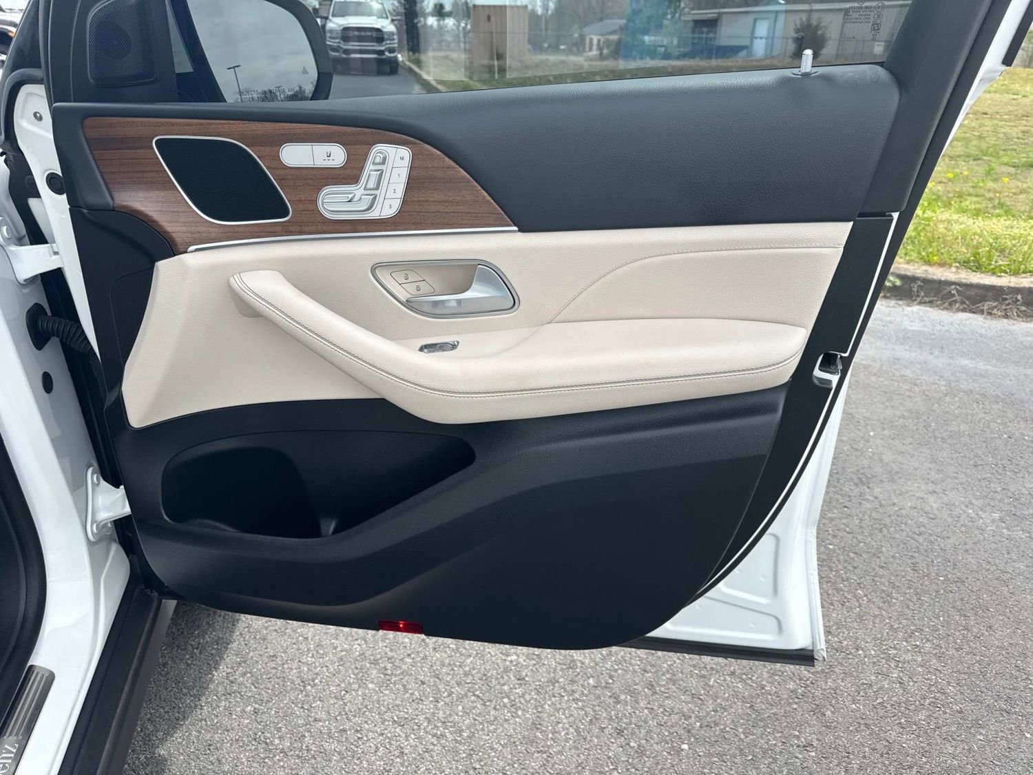 Used 2025 Mercedes-Benz GLE 350 4MATIC image 25