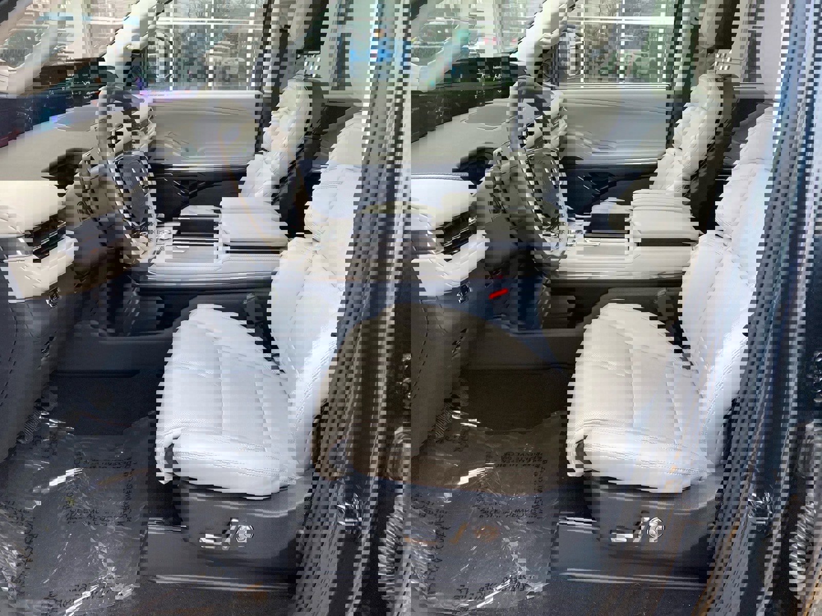 Used 2025 Lincoln Navigator Reserve AWD/4WD image 9