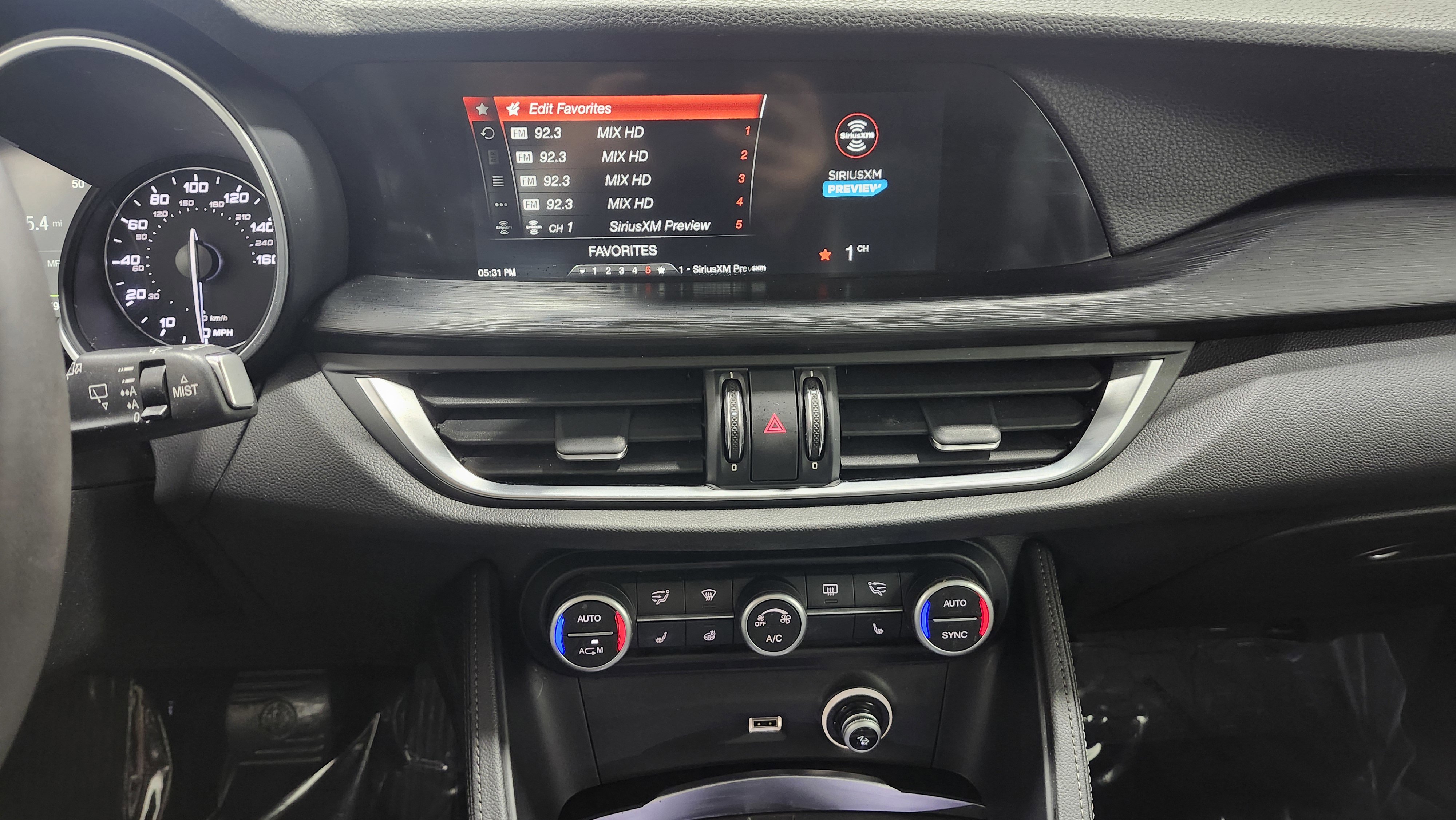 Used 2018 Alfa Romeo Stelvio AWD image 9