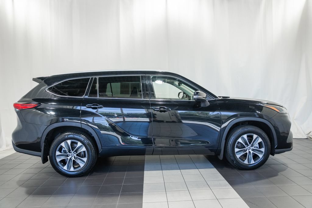 Used 2022 Toyota Highlander XLE AWD/4WD image 3