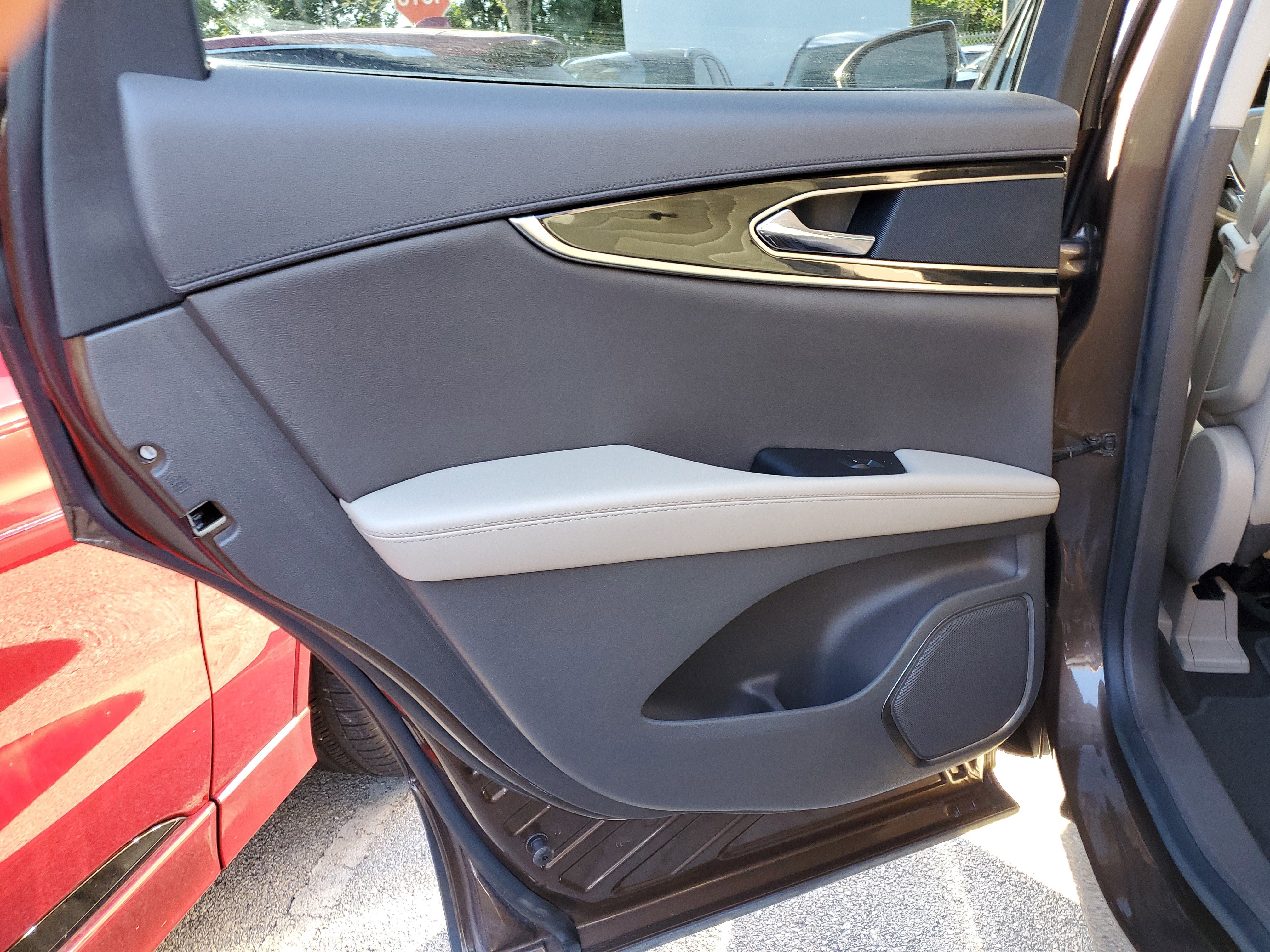 Used 2022 Lincoln Nautilus FWD w/ Premium Package image 10