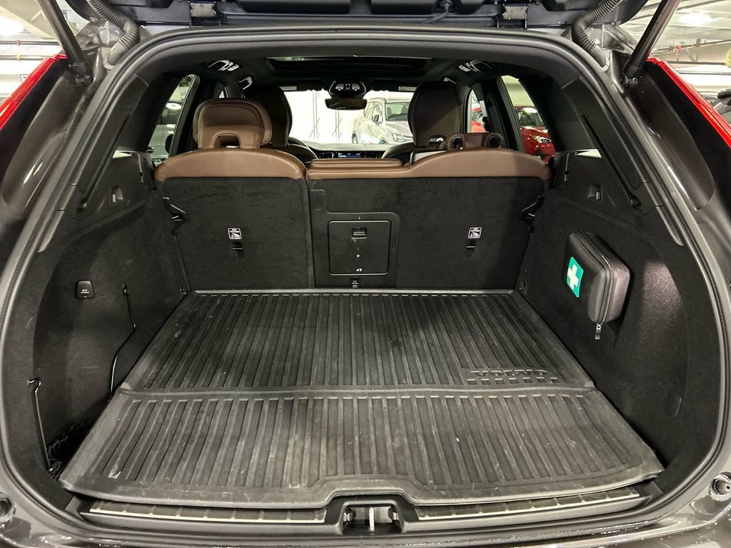 Certified 2023 Volvo XC60 T8 Plus w/ Climate Package image 29
