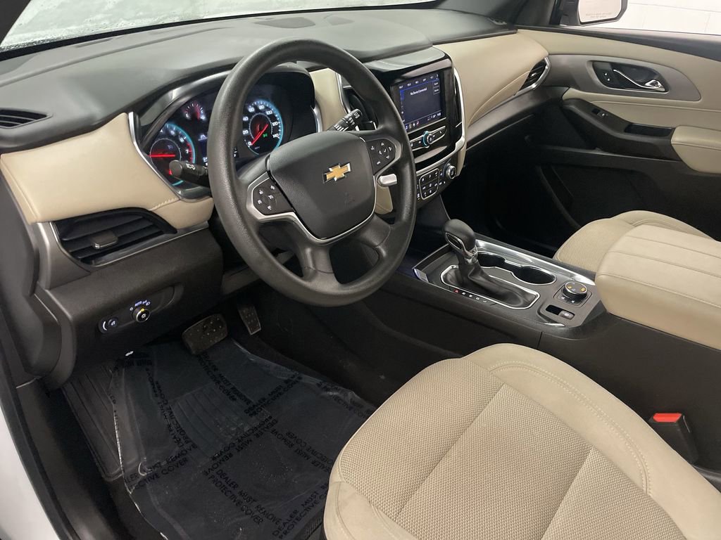 Used 2023 Chevrolet Traverse LS image 4