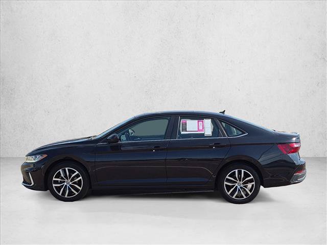 Used 2025 Volkswagen Jetta SE FWD image 9