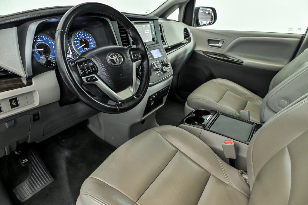 Used 2015 Toyota Sienna XLE FWD image 11
