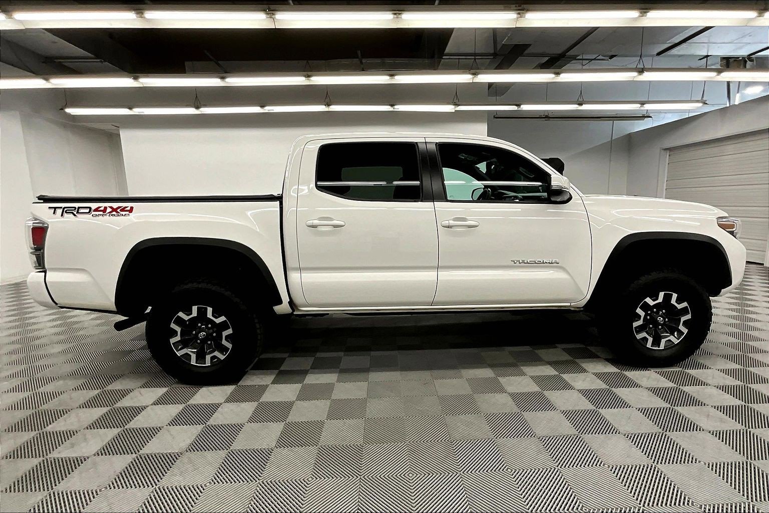 Used 2023 Toyota Tacoma TRD Off-Road w/ Technology Package AWD/4WD image 29