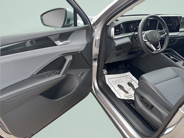 New 2025 Volkswagen Tiguan SE image 6