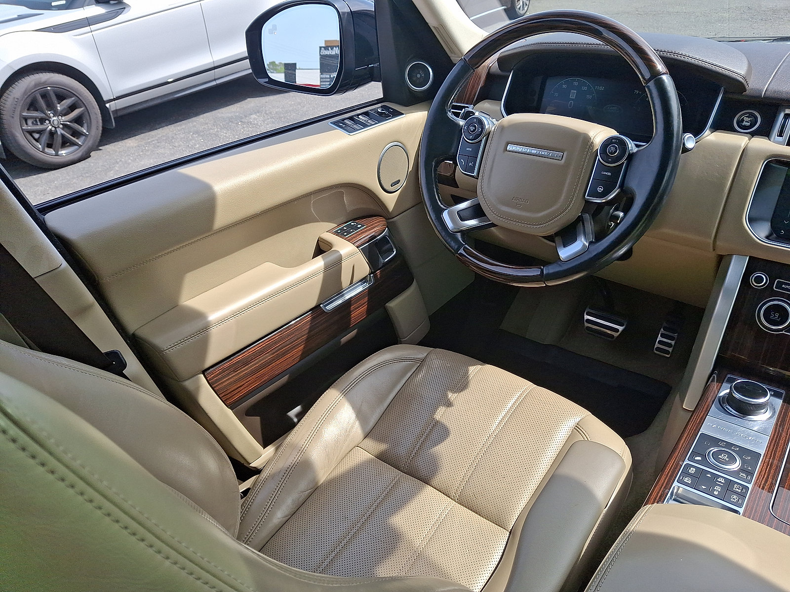 Used 2017 Land Rover Range Rover Supercharged AWD/4WD image 19