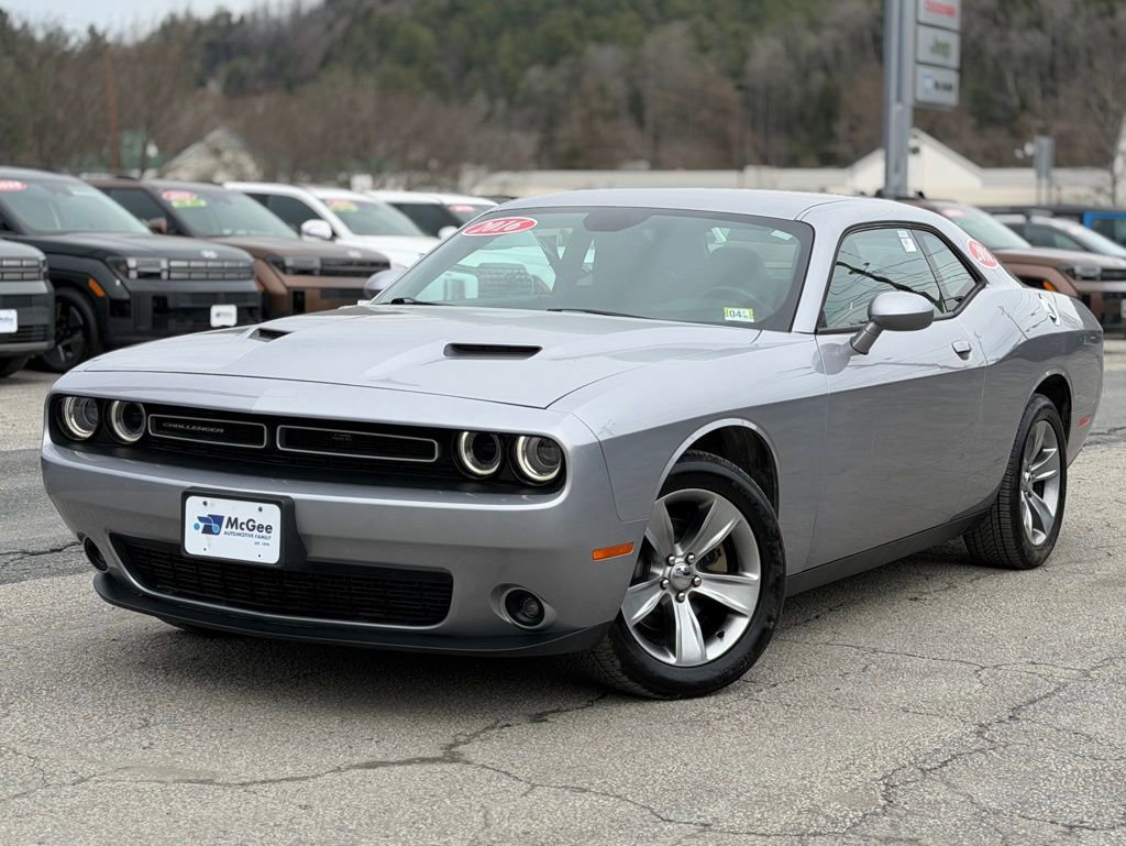 Used 2016 Dodge Challenger SXT image 1