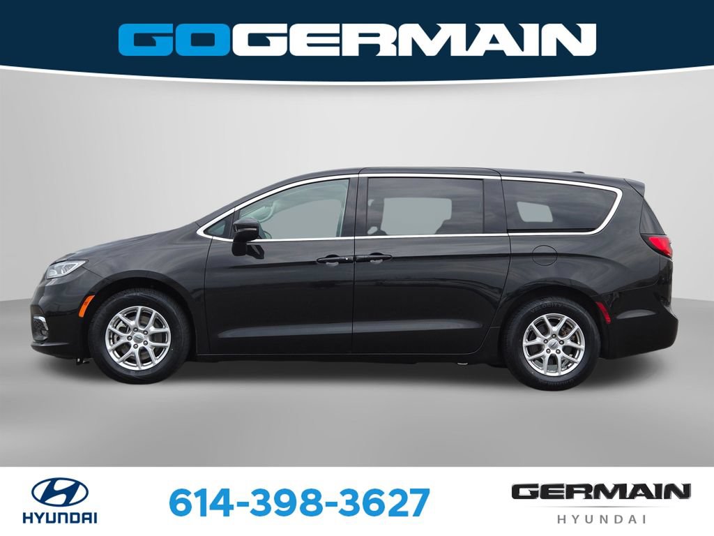 Used 2023 Chrysler Pacifica Touring-L FWD image 12