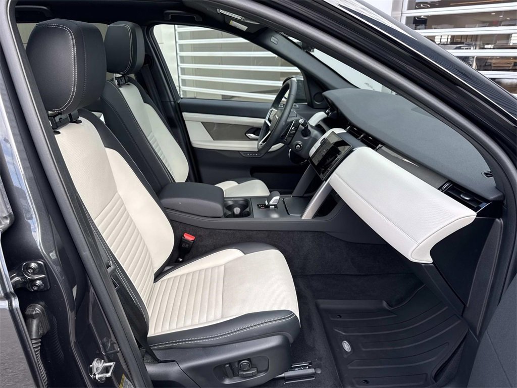 Certified 2025 Land Rover Discovery Sport Dynamic SE image 9