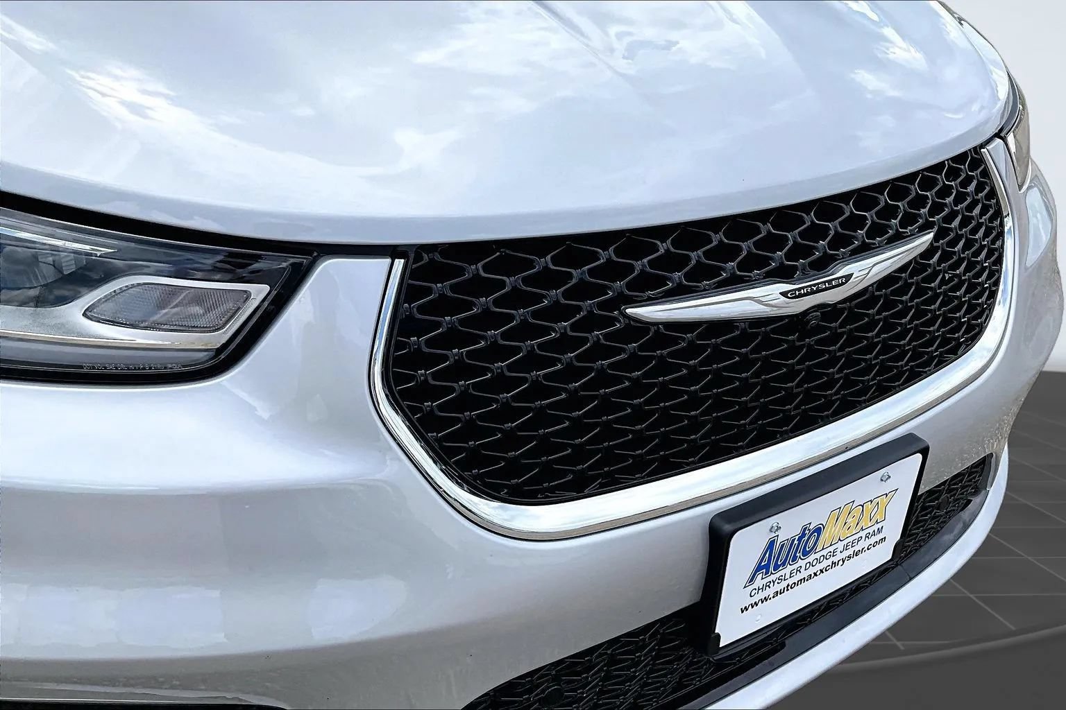 Used 2024 Chrysler Pacifica Touring-L FWD image 31