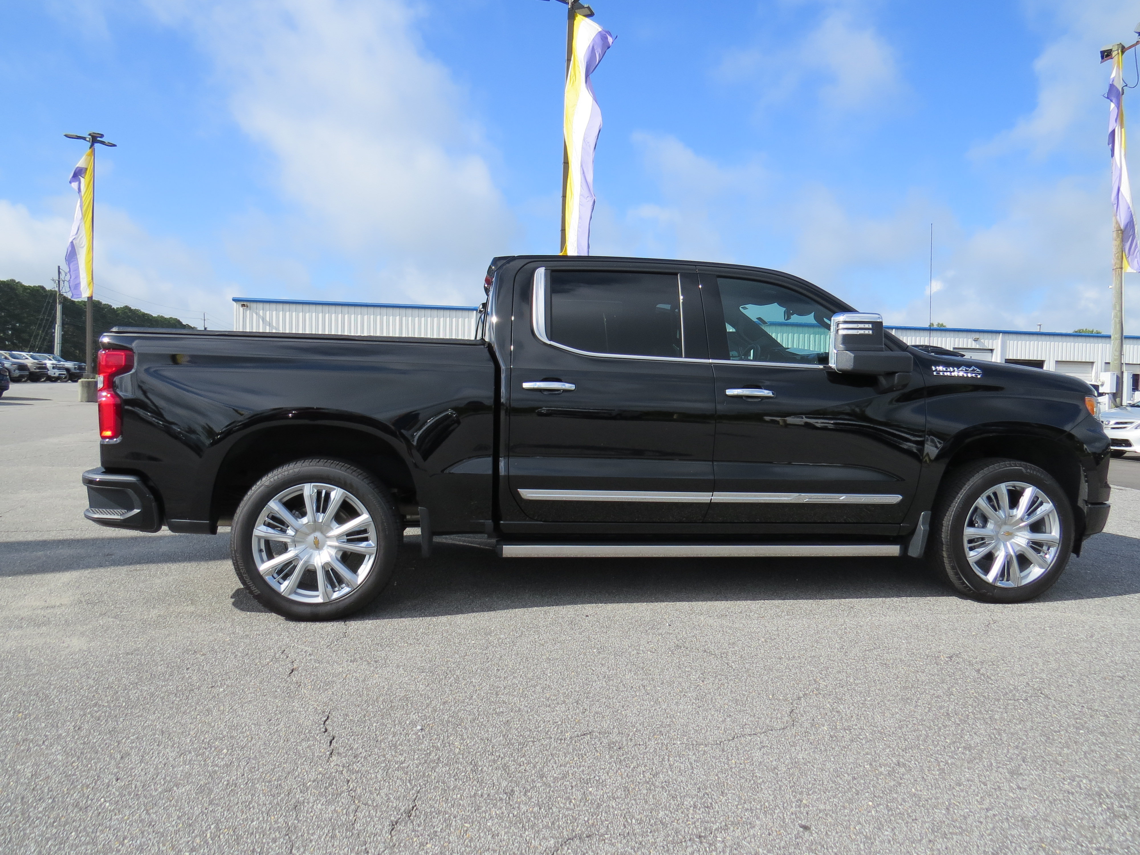 Used 2025 Chevrolet Silverado 1500 High Country w/ High Country Premium Package AWD/4WD image 8